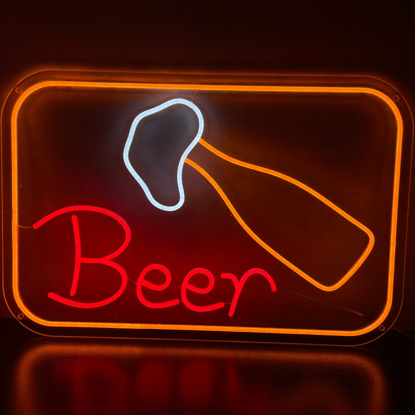 "Placa de neon com cerveja engarrafada e espumosa" - Cheia de vibrações de pub, perfeita para bares e cervejarias, que celebram a alegria de uma cerveja gelada e espumosa.
