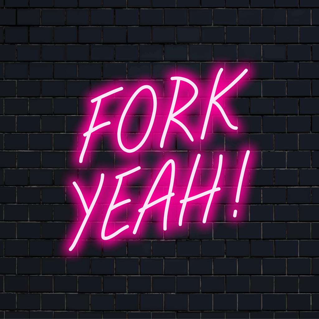 Placa de neon LED com os dizeres Fork Yeah!, perfeita para decoração de cozinha ou sala de jantar; arte neon vibrante com tom lúdico e bem-humorado.