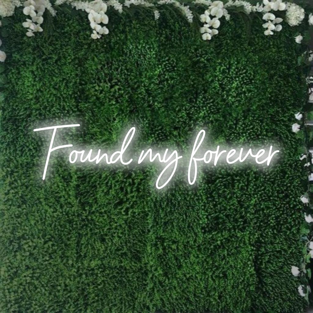 Placa de neon LED personalizada com os dizeres Found My Forever, perfeita para dar um toque pessoal a qualquer espaço.