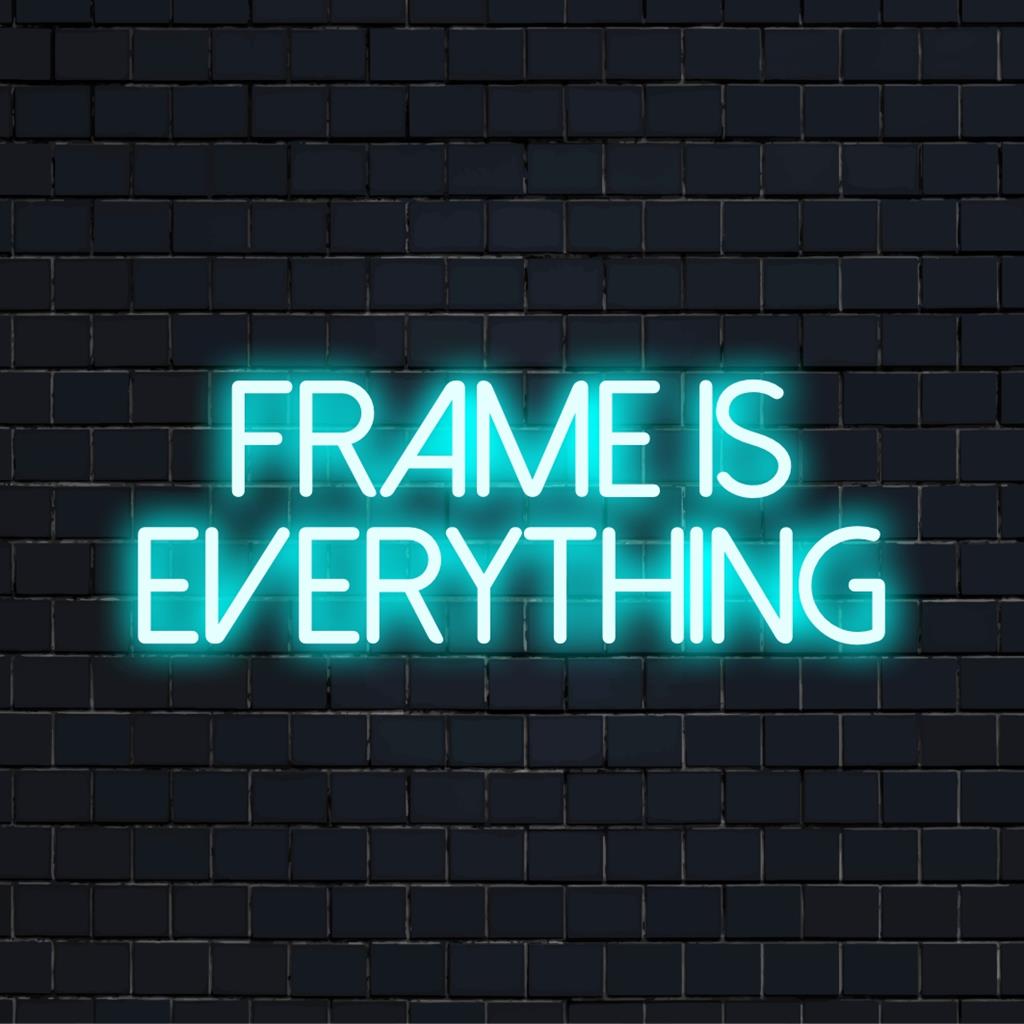 Letreiro de LED neon personalizado, Frame Is Everything, destacando o artesanato elegante em tons neon vibrantes. Uma declaração de decoração perfeita.