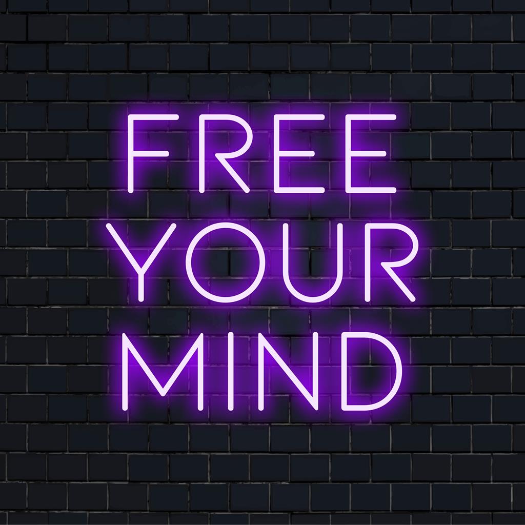 Placa de LED neon com a frase Free Your Mind, exemplificando iluminação artística e ambiente moderno.