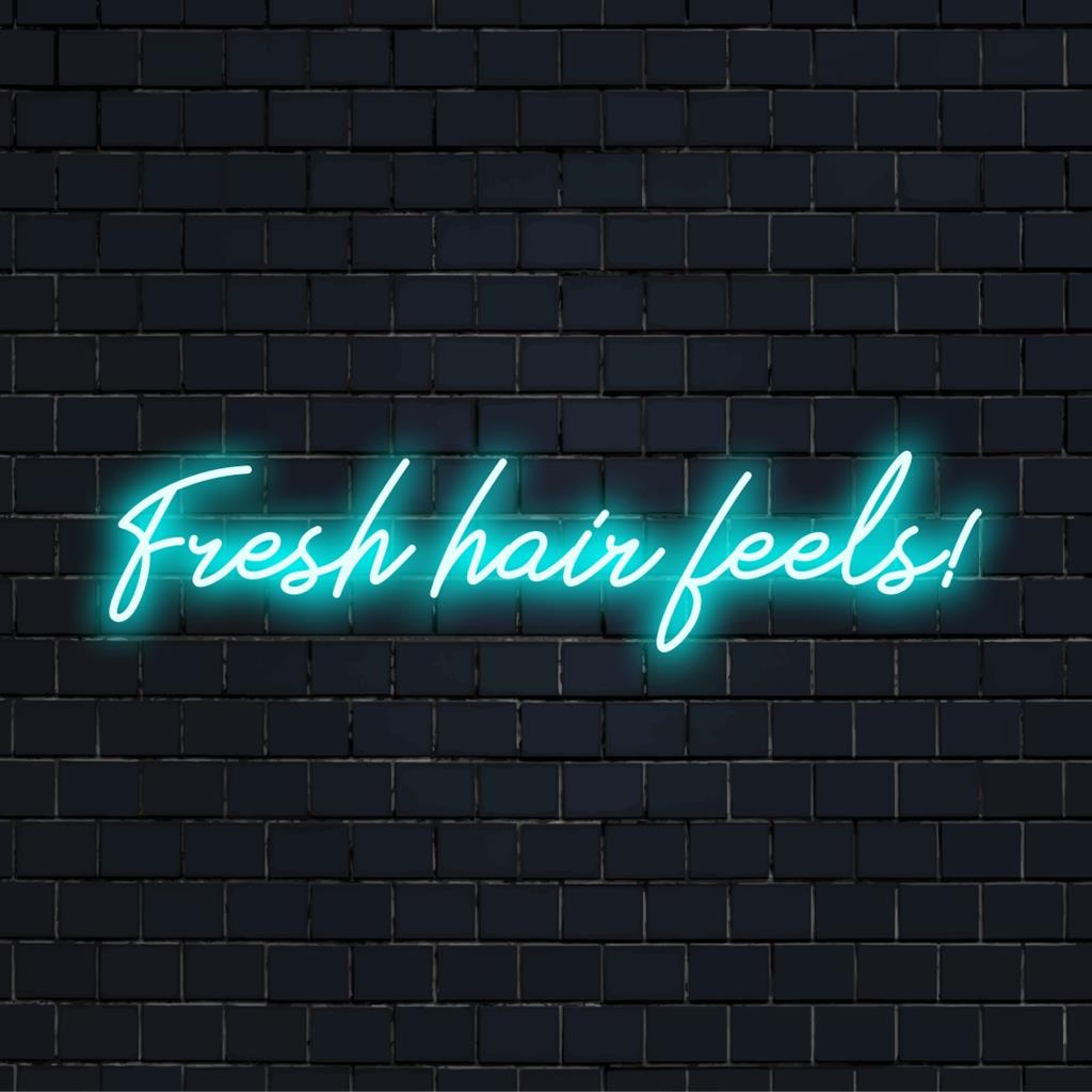 Placa de neon LED personalizada exibindo Fresh Hair Feels! em luzes vibrantes, perfeita para salões ou espaços de higiene pessoal.