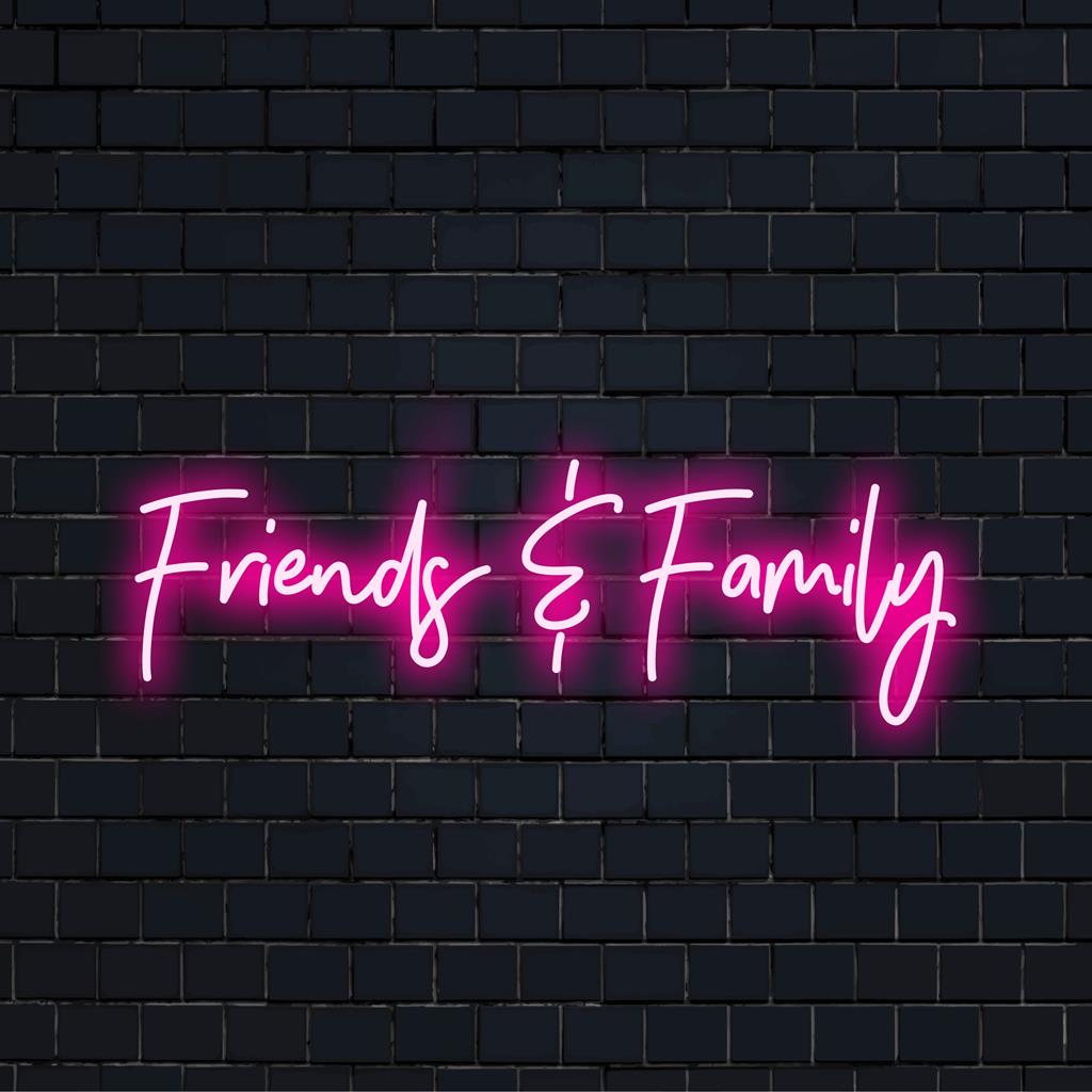 Letreiro de LED neon versátil com texto que celebra "Amigos" e "Família". Uma peça neon perfeita para qualquer espaço social.