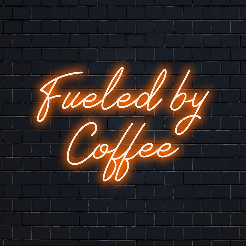 Letreiro de neon LED personalizado com a frase "Fueled by Coffee". Arte de parede neon perfeita para quem ama café.