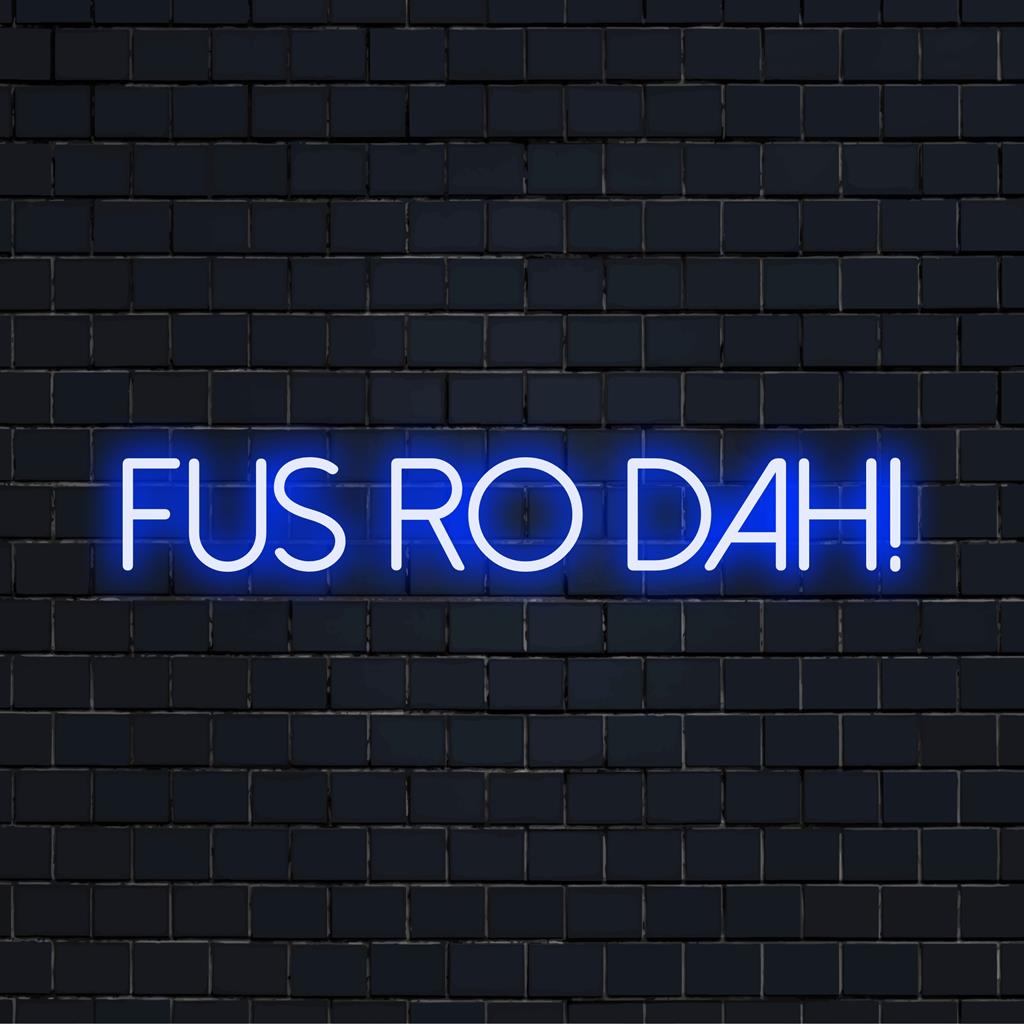 Placa de neon LED personalizada com o texto "Fus Ro Dah!"; perfeita para decoração de parede de neon gamer. Incrível decoração com luzes neon personalizadas.