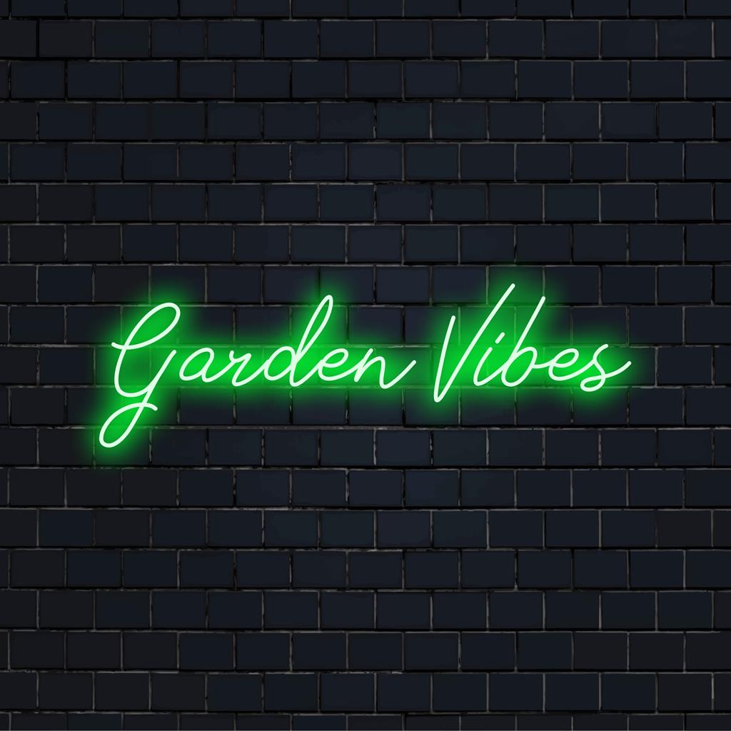 Placa de LED neon Vibrant Garden Vibes brilhando em verde intenso, perfeita para adicionar um toque inspirado na natureza a qualquer espaço.