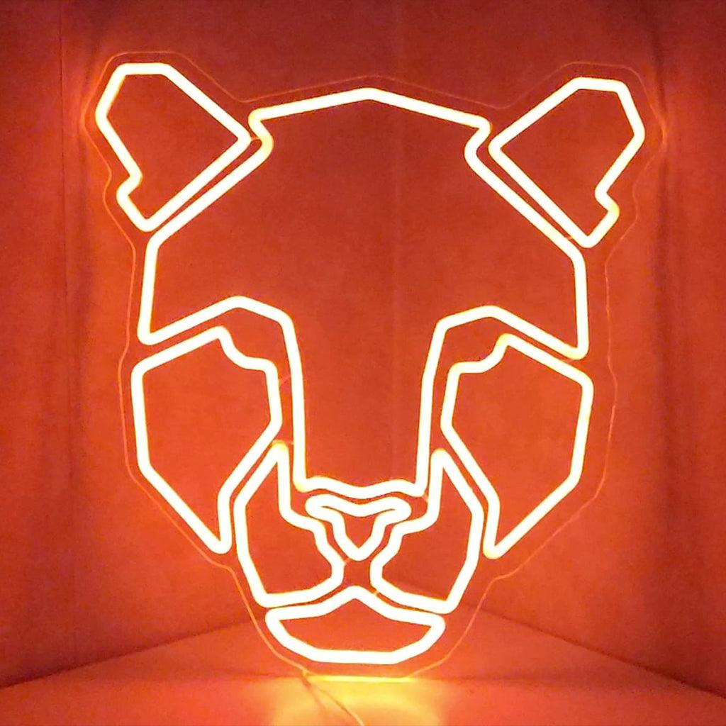 "Placa de neon com leopardo geométrico" - Repleta de arte moderna, perfeita para espaços ecléticos e galerias de arte, capturando a fusão do design geométrico e o espírito selvagem de um leopardo.