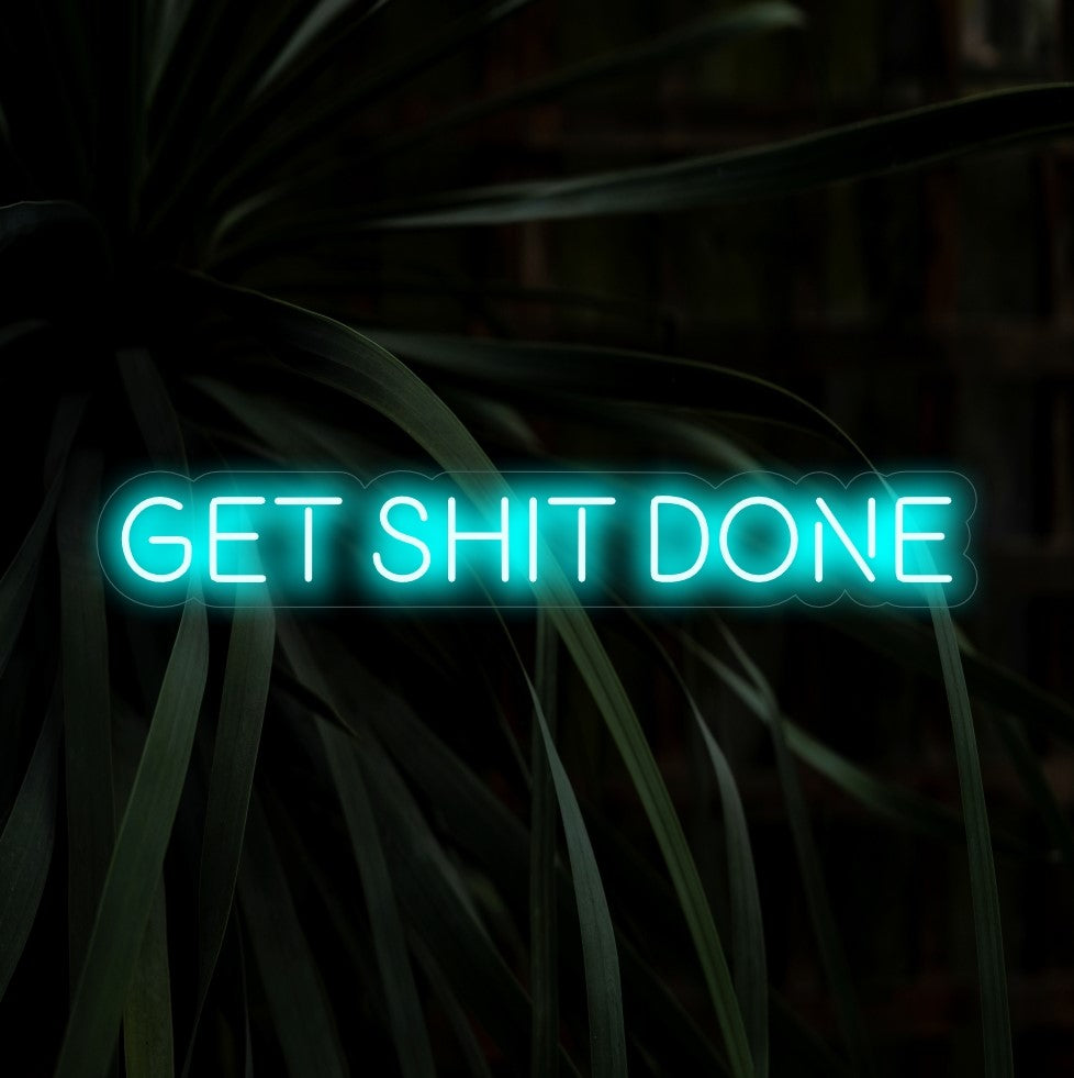 Letreiro de neon "Get Shit Done" - Irradiando energia motivacional, perfeito para ambientes de trabalho e escritórios domésticos, capacitando indivíduos que buscam produtividade.
