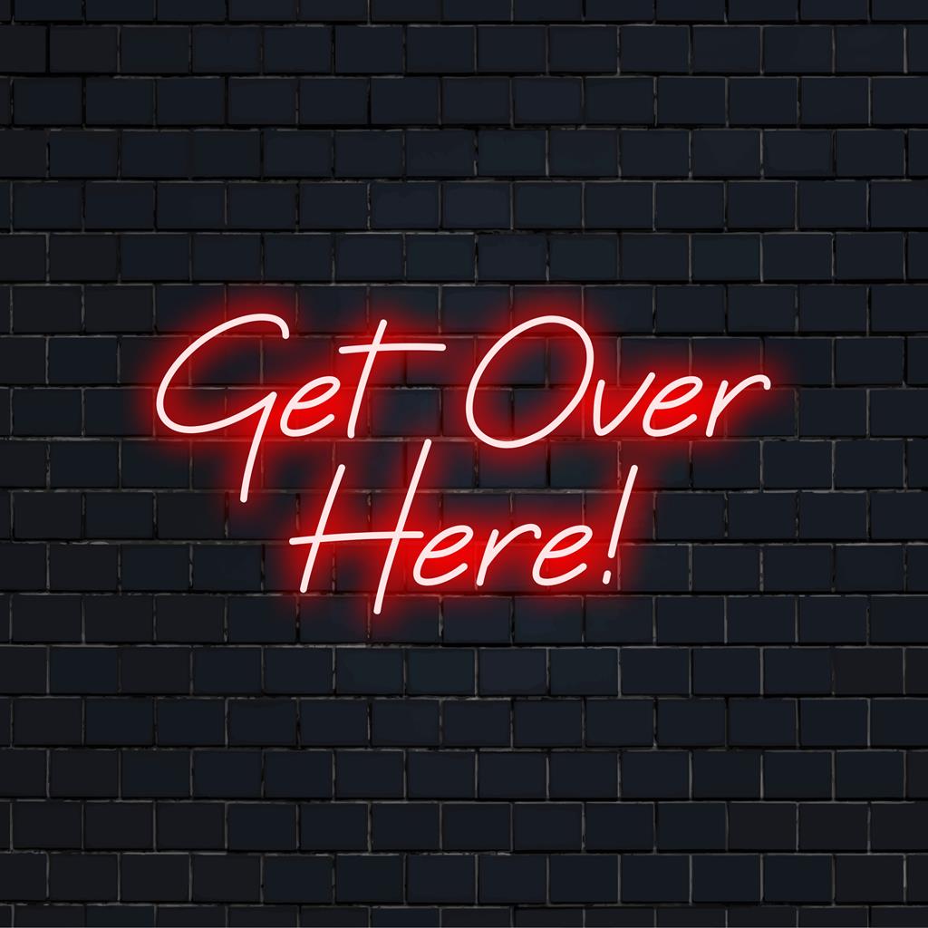 Placa de arte neon LED personalizada "Get Over Here!" na cor azul-tinta brilhando contra um fundo escuro, ideal para ambientes de decoração neon vibrantes.