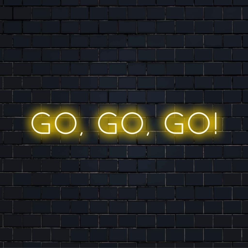 O vibrante letreiro LED neon Go, Go, Go! energiza qualquer espaço, combinando arte de luz personalizada e dinâmica com decoração neon estilosa, ������ambda.