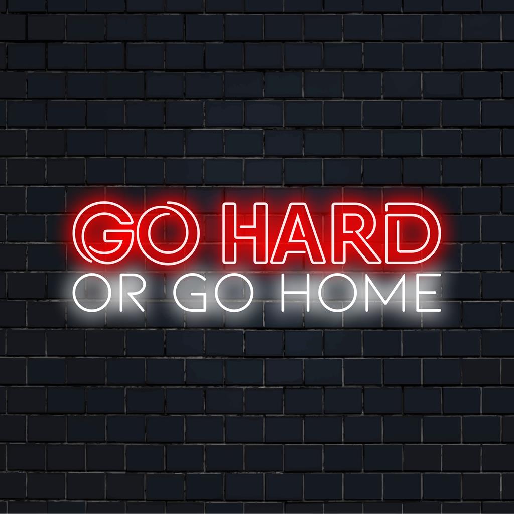 Letreiro de neon LED vibrante com os dizeres Go Hard Or Go Home; decoração versátil para casa ou eventos, adicionando um toque motivacional.