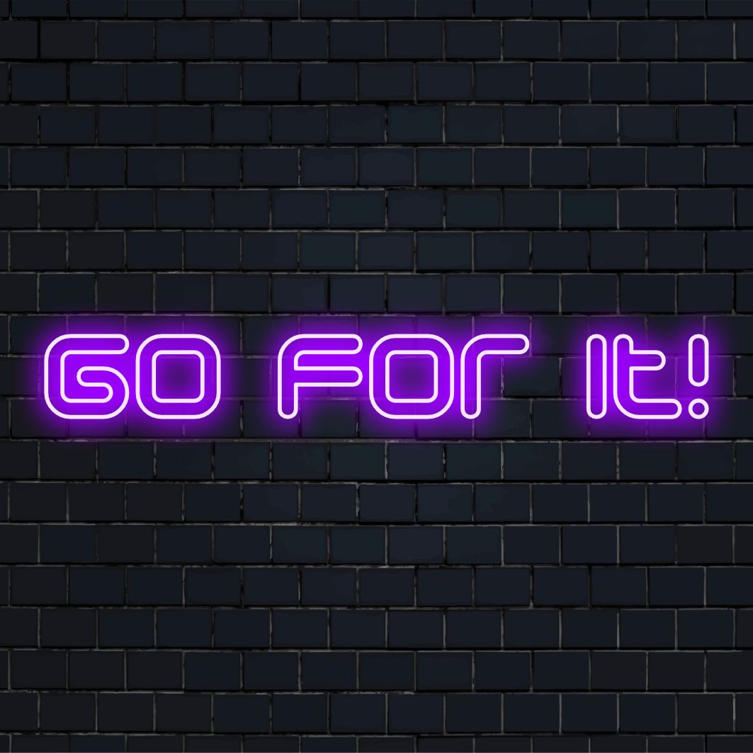 Brilhante e ousado, o letreiro de neon LED Go For It! é perfeito para espaços inspiradores com decoração de luzes neon vibrantes.