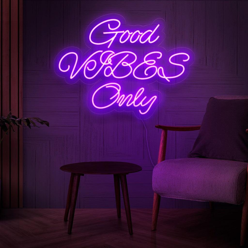 "Placa de neon Good Vibes Only" - Emana positividade e energia edificante, perfeita para espaços que priorizam uma atmosfera alegre e otimista.
