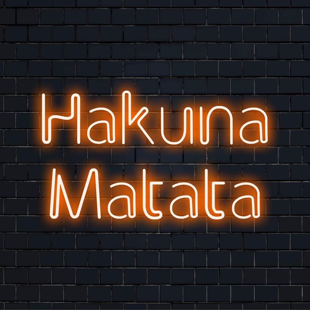 Placa de neon LED personalizada exibindo Hakuna Matata em cores vibrantes, decoração neon ideal para espaços alegres.