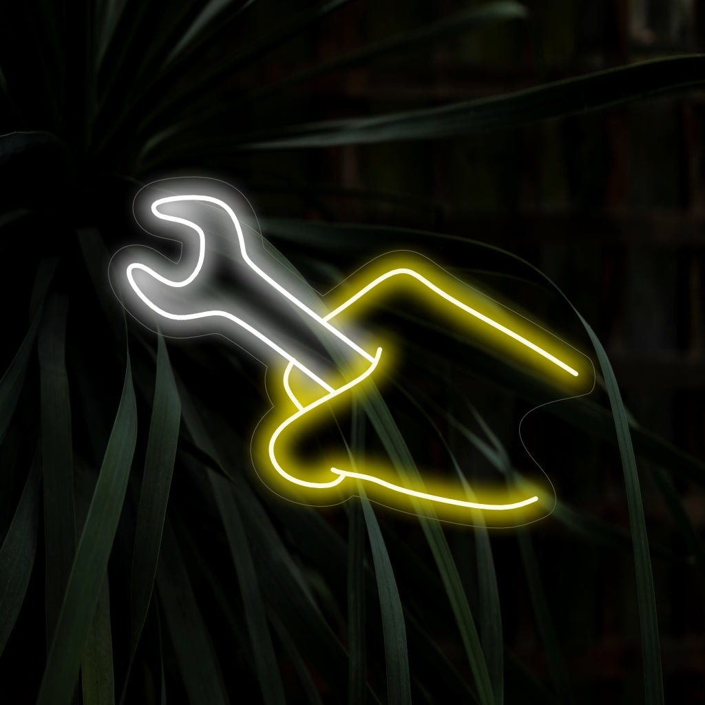 "Placa de neon com uma mão segurando uma chave inglesa" - Celebrando o artesanato e o trabalho manual, perfeita para oficinas e lojas mecânicas, dedicadas a ofícios qualificados e artesanato.