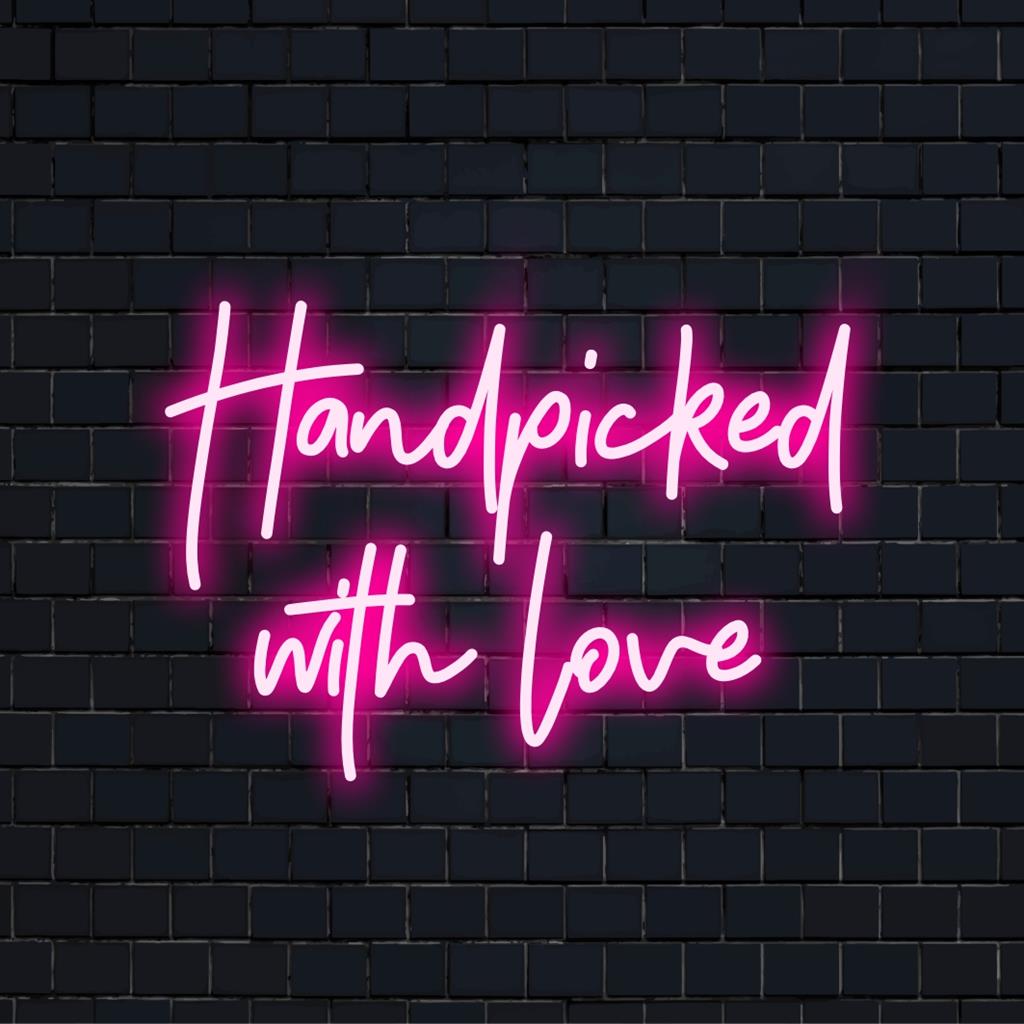 Placa de neon LED com os dizeres Handpicked With Love em estilo artesanal selecionado, ideal para espaços íntimos e decoração de parede personalizada.