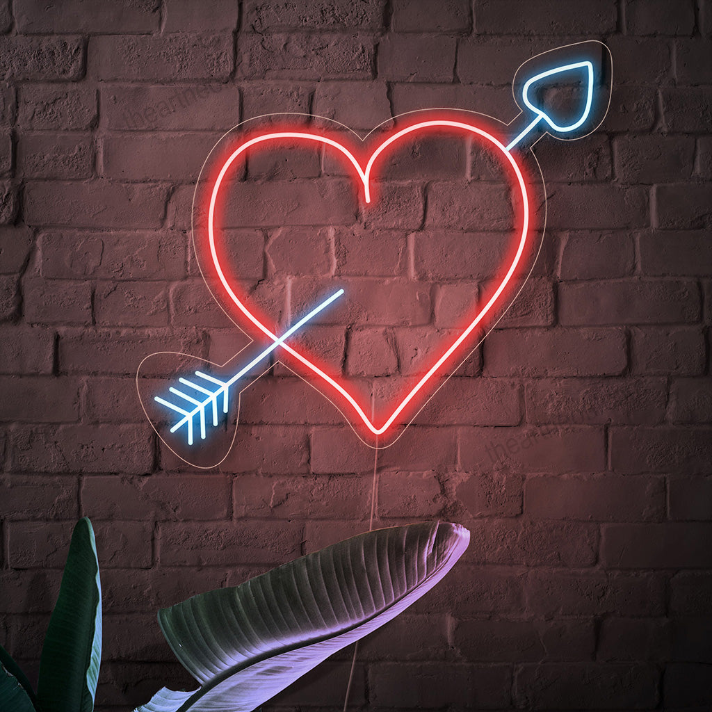 "Placa de neon com coração e flecha" - Simboliza amor e paixão, perfeita para espaços que celebram histórias de amor, casamentos ou simplesmente querem transmitir uma sensação de romance atemporal.