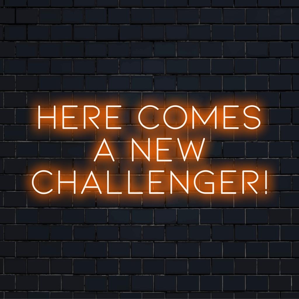 Placa de neon LED personalizada com "Here Comes A New Challenger" em texto vibrante e brilhante; perfeita para decoração de luz exclusiva.
