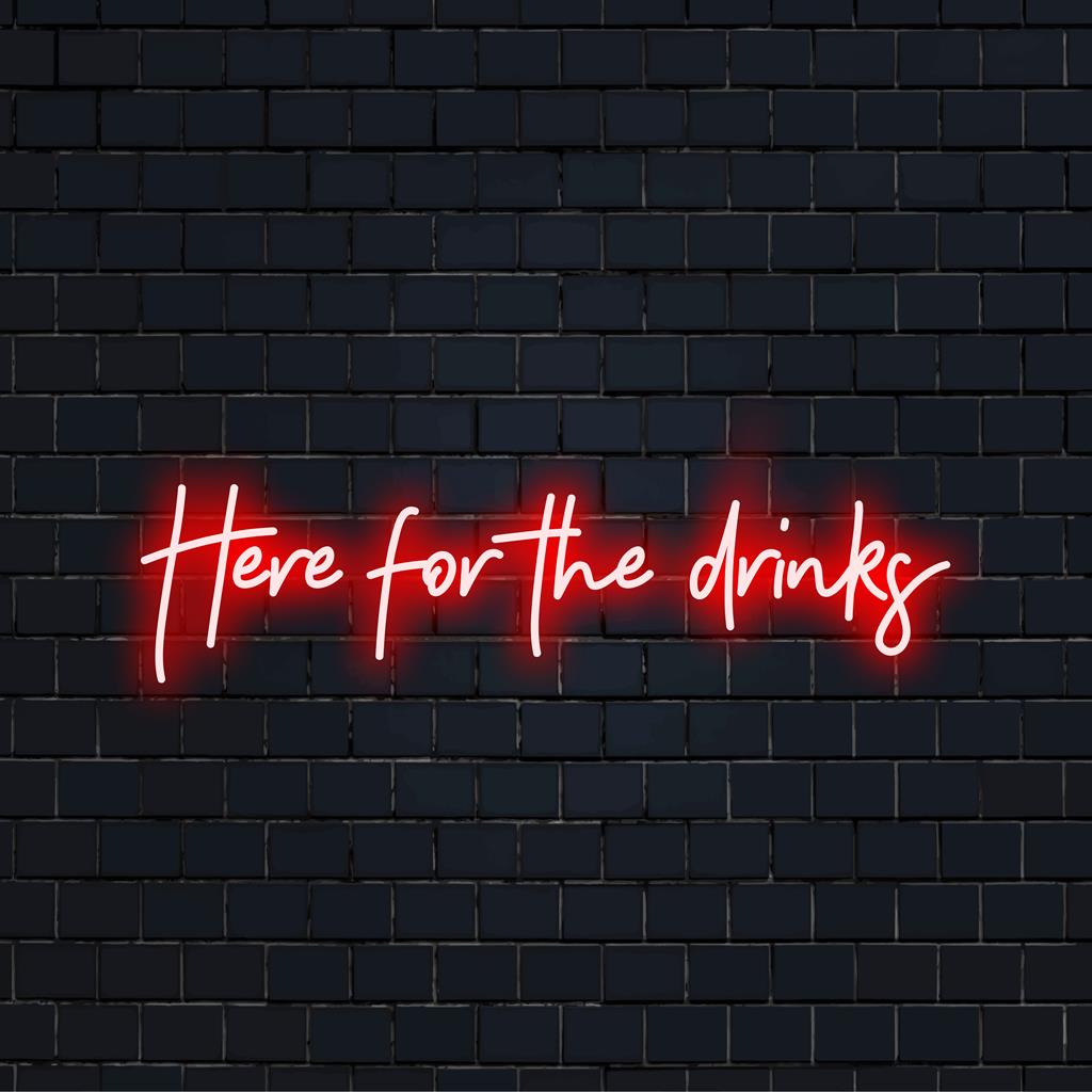 Placa de neon LED personalizada com o texto divertido Here For The Drinks; decoração de luz neon perfeita para bares ou reuniões.