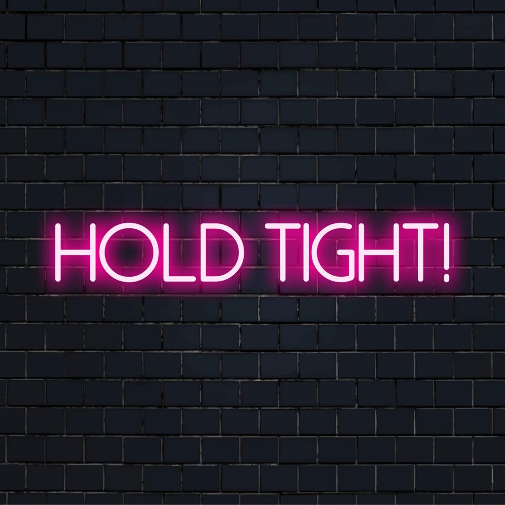 Placa de neon LED personalizada com a frase "Hold Tight!" em uma escrita estilosa, perfeita para decoração de parede com arte neon personalizada.