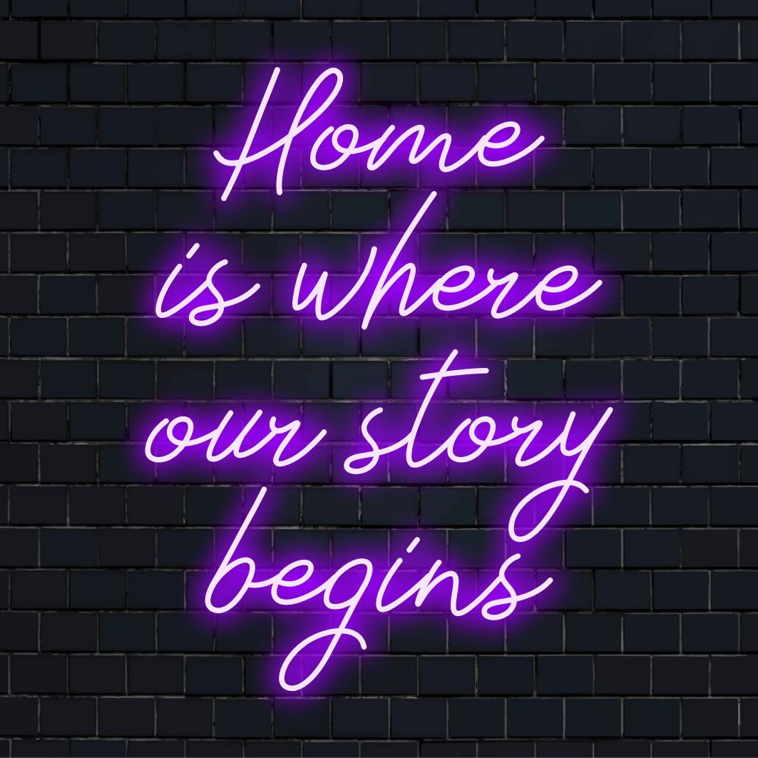 Letreiro de LED neon com o texto "Home Is Where Our Story Begins" (O Lar é Onde Nossa História Começa), perfeito para adicionar aconchego a qualquer ambiente. Brilho e conforto em LED personalizados.