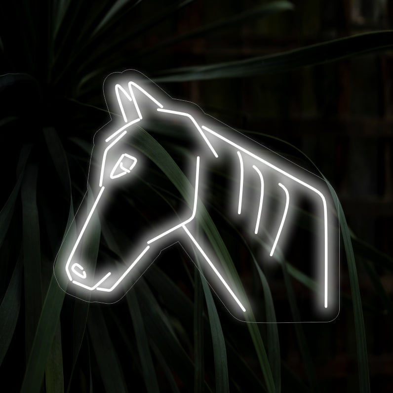 "Placa de neon de cavalo" - Uma adição majestosa e cativante aos espaços com temática equestre, exibindo o espírito e a graça dos cavalos com uma luz neon dinâmica e encantadora.