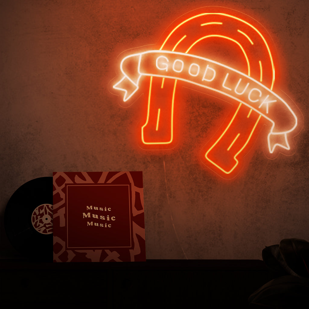 "Placa de neon em forma de ferradura" - Um símbolo de sorte e charme, esta luz de neon é um complemento perfeito para bares e cassinos, acrescentando um toque de sorte e estilo para uma atmosfera animada e convidativa.