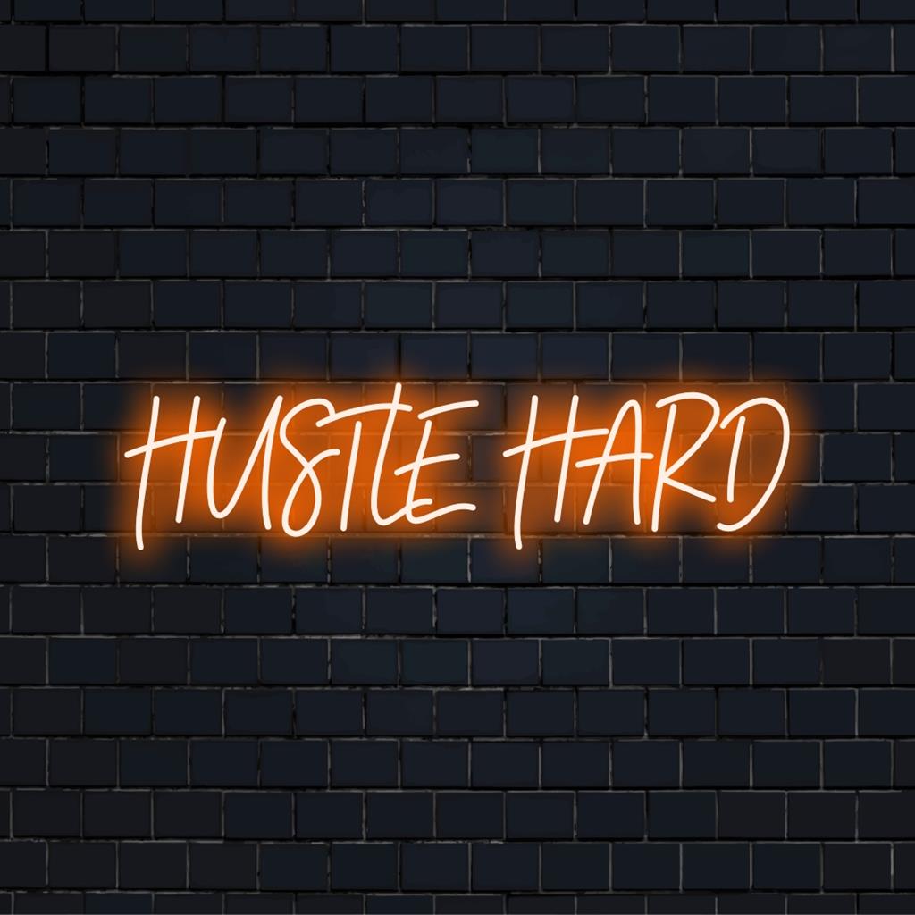 Placa de neon LED com a frase Hustle Hard, perfeita para decoração inspiradora e iluminação vibrante em qualquer espaço.