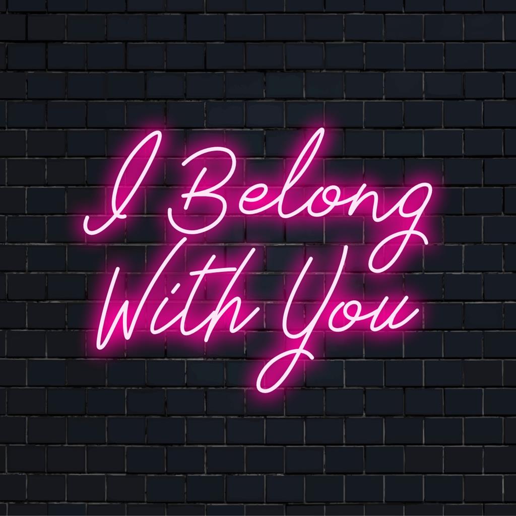 Placa de neon LED personalizável com a frase I Belong With You em cores vibrantes, perfeita para decoração neon personalizada.