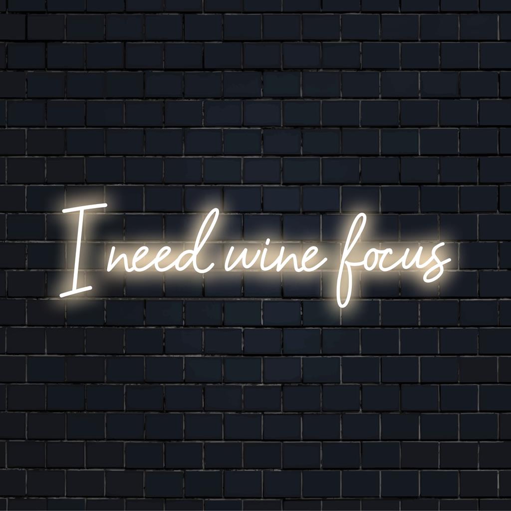 Placa de LED neon personalizada iluminando a frase "I Need Wine", perfeita para dar um toque de brilho ao espaço de qualquer amante de vinho.