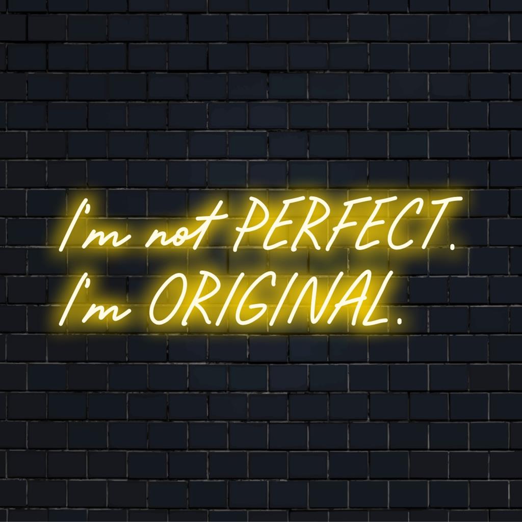 Letreiro de neon LED personalizado com o texto criativo "Eu Não Sou Perfeito. Eu Sou Original". Peça neon de destaque, arte de parede inspiradora.