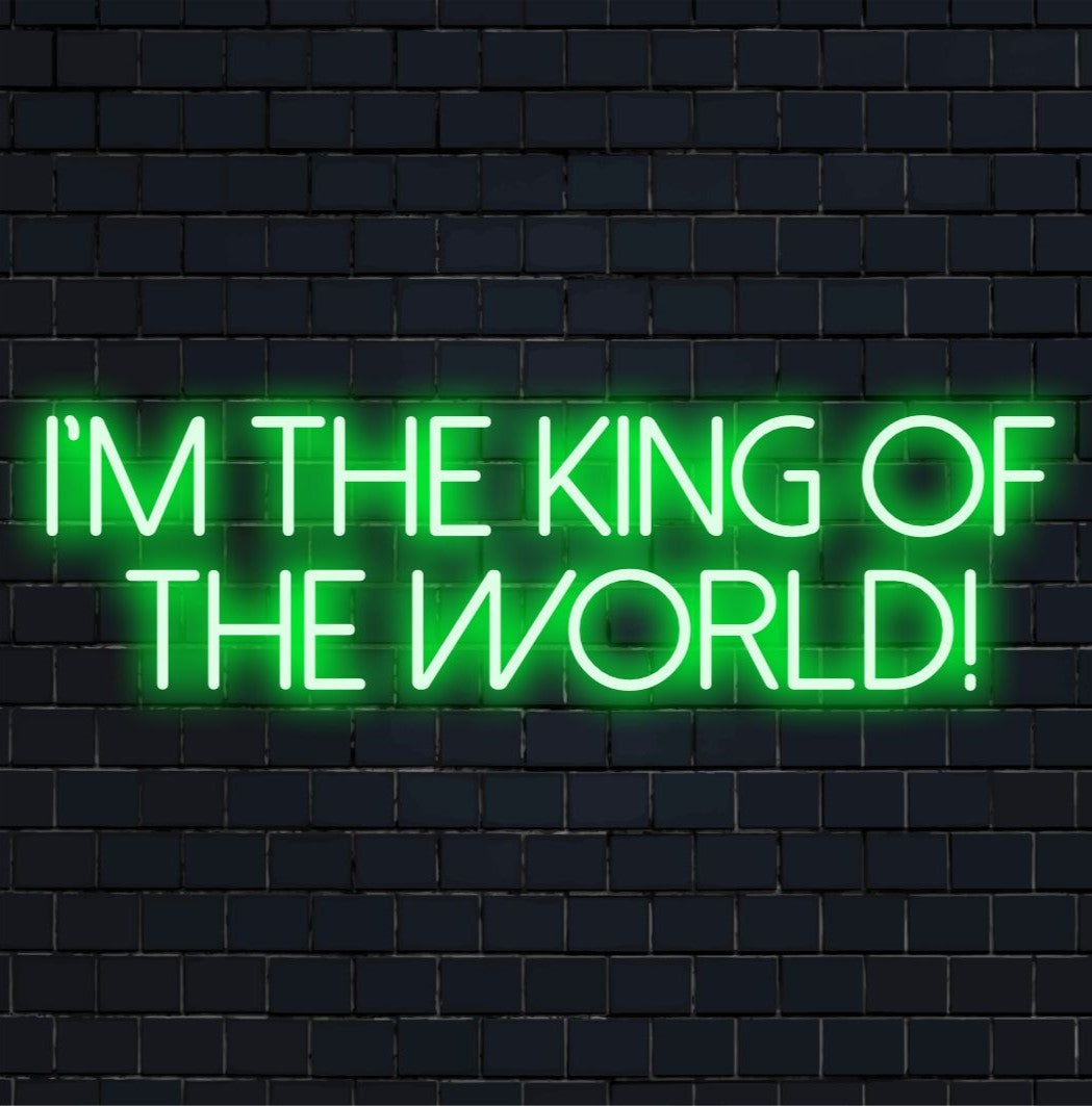 Com uma escrita brilhante e um design divertido, esta placa de LED neon personalizada proclama "Eu sou o Rei do Mundo!" para uma decoração de destaque.
