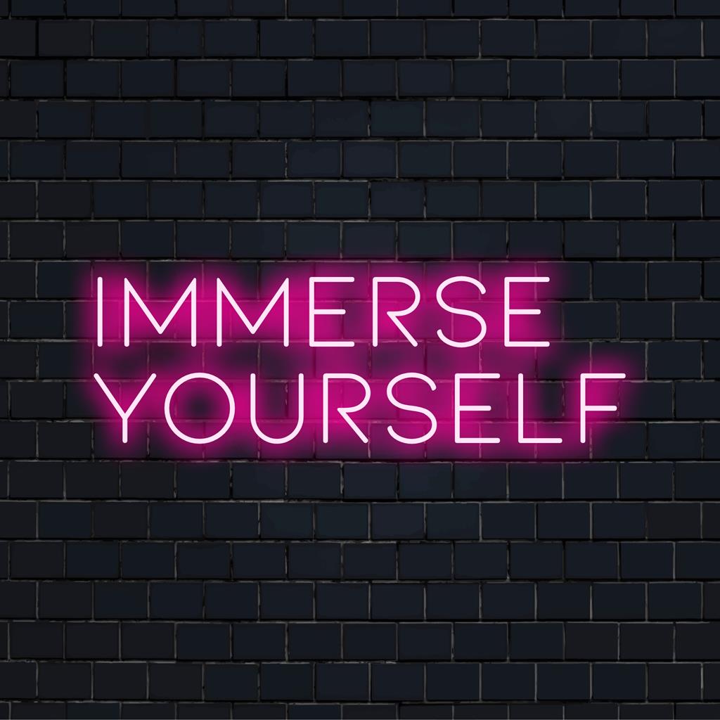 Uma vibrante placa de LED neon com a frase Immerse Yourself, que mistura o apelo da decoração moderna com um toque de iluminação personalizável.
