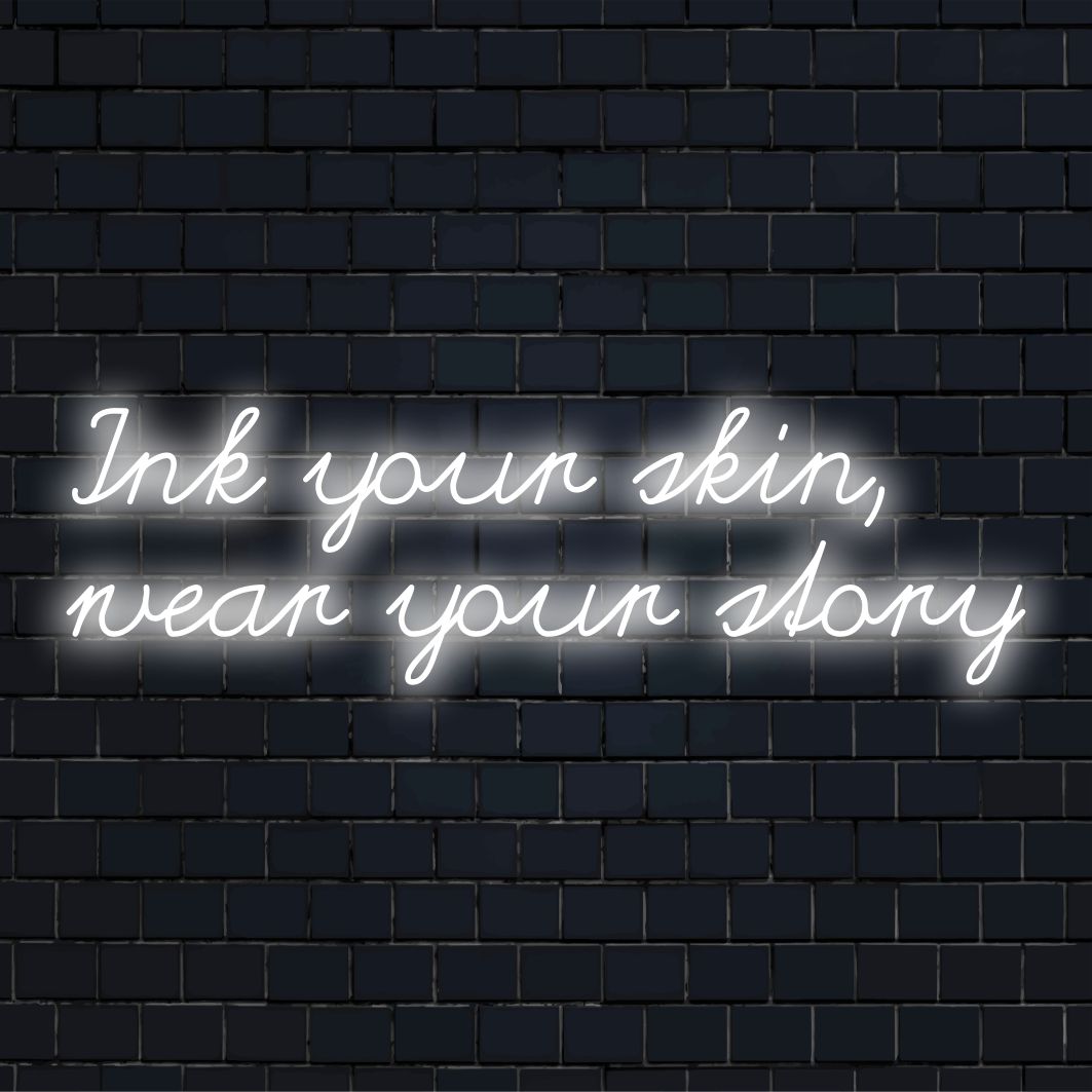 Letreiro de LED neon personalizado "Ink Your Skin, Wear Your Story", com arte vibrante e personalizada para iluminar sua mensagem única.