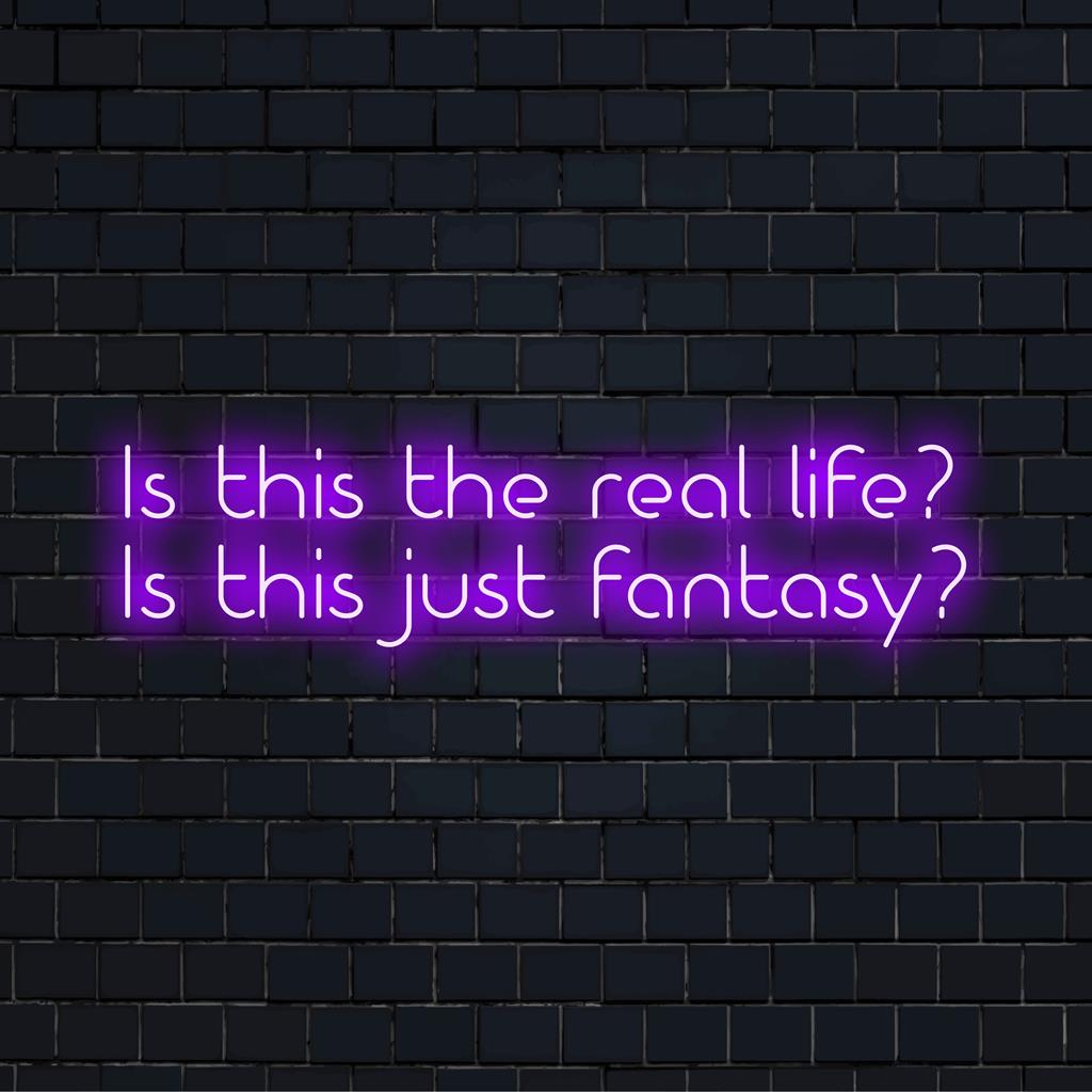 Placa de neon LED personalizada com o texto "Is This The Real Life Is This Just Fantasy" iluminada em cores brilhantes e cativantes.
