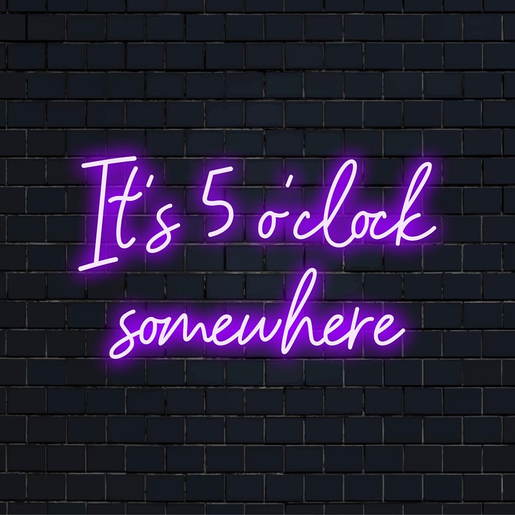 Uma elegante placa de LED neon com a frase It's 5 O'clock Somewhere em cores vibrantes, perfeita para decoração animada de casa ou bar.