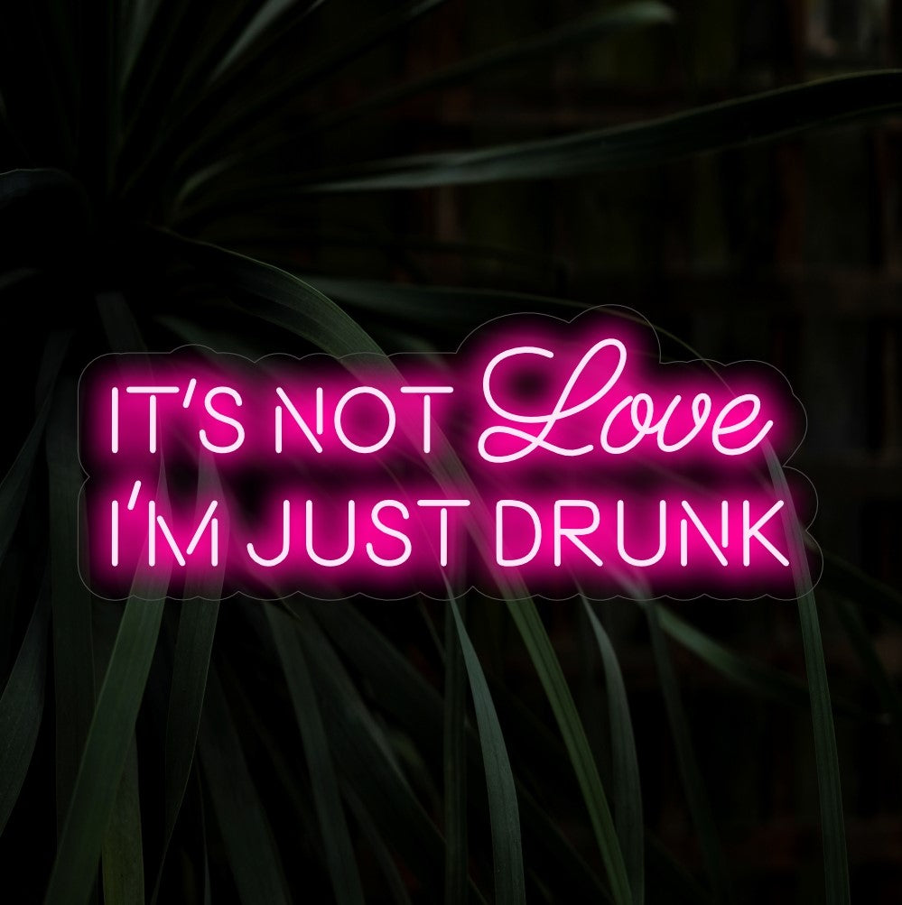 "Not Love Just Drunk Neon Sign" - Uma criação neon divertida e bem humorada, criando um clima despreocupado e divertido no seu ambiente.