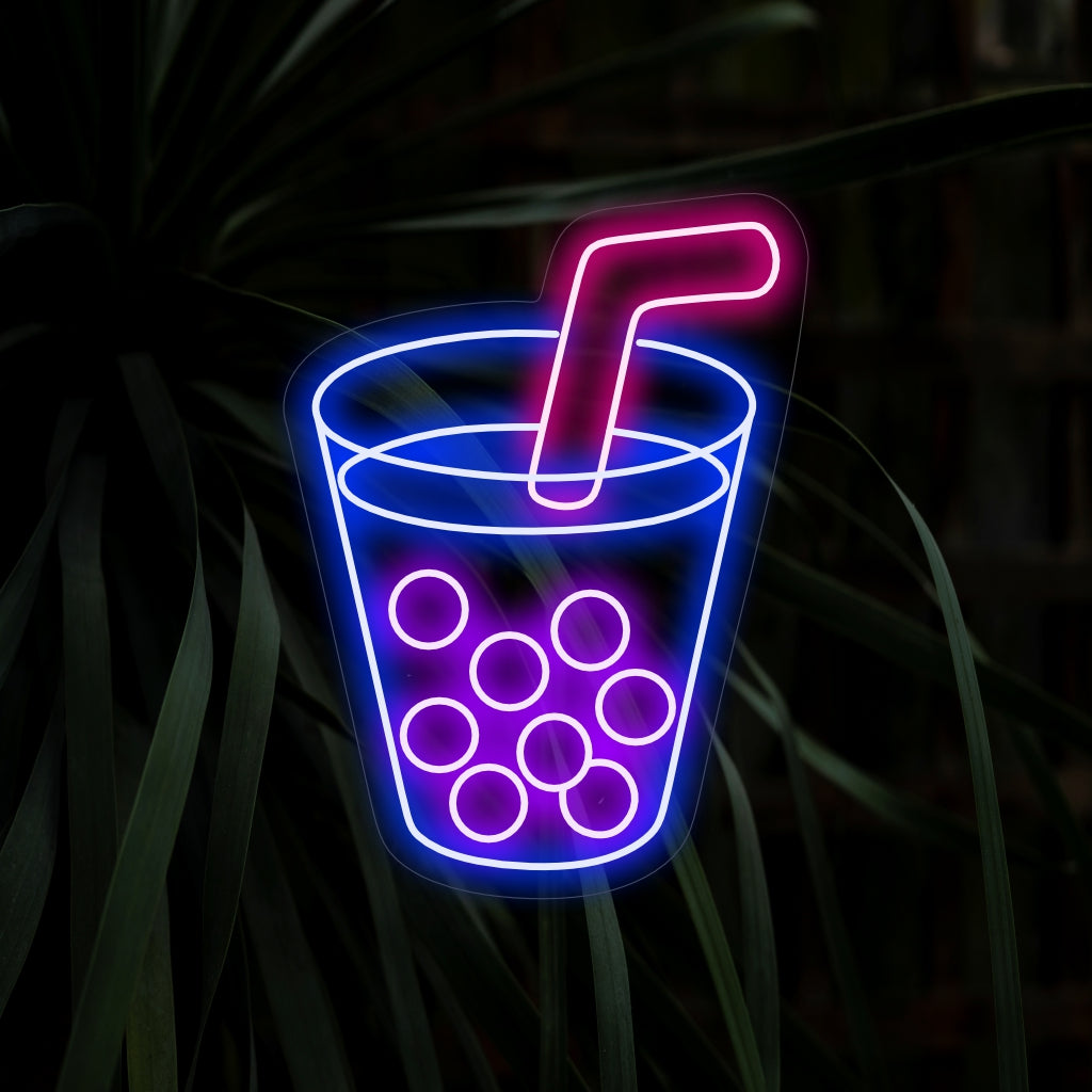 "Placa de neon com copo de suco e cubos de gelo" - Adicione um toque refrescante ao seu espaço com esta vibrante placa de neon, com um copo de suco gelado e cubos de gelo.
