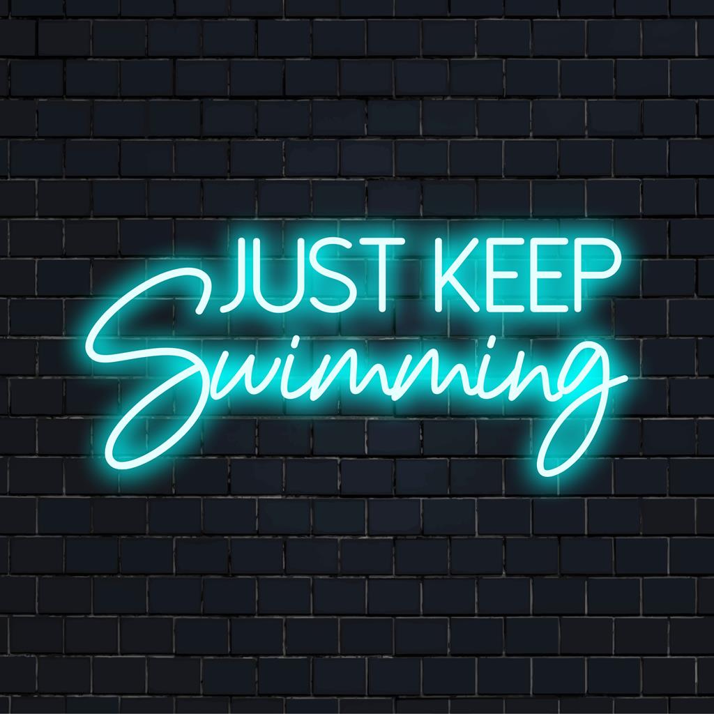 Placa de neon LED personalizada com a frase "Just Keep Swimming" em cores luminosas, uma arte com citação neon vibrante para decoração de parede.
