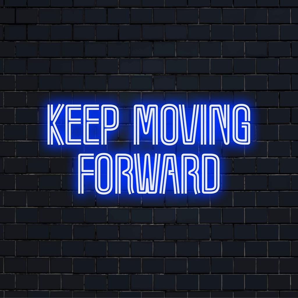 Placa de LED neon estilosa com o texto inspirador Keep Moving Forward, perfeita para adicionar um toque motivacional a qualquer espaço.
