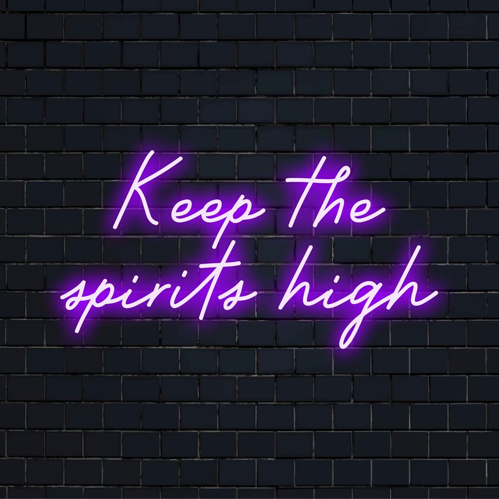 Placa de neon LED personalizada com texto artístico "Keep the Spirits High", perfeita para decoração vibrante de casa ou bar.