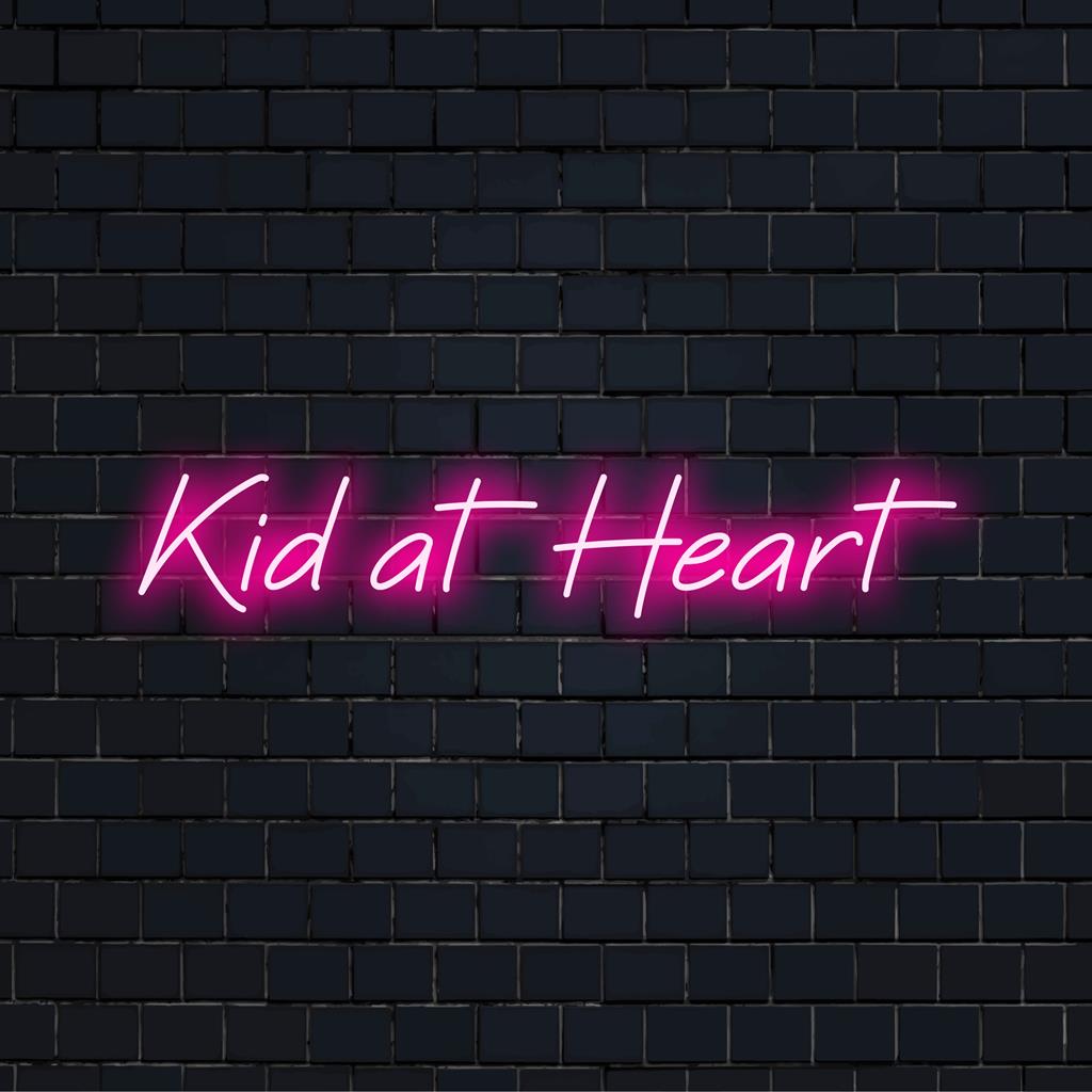 Letreiro de LED neon vibrante Kid At Heart, que combina nostalgia divertida com arte luminosa; perfeito para decoração de parede exclusiva.