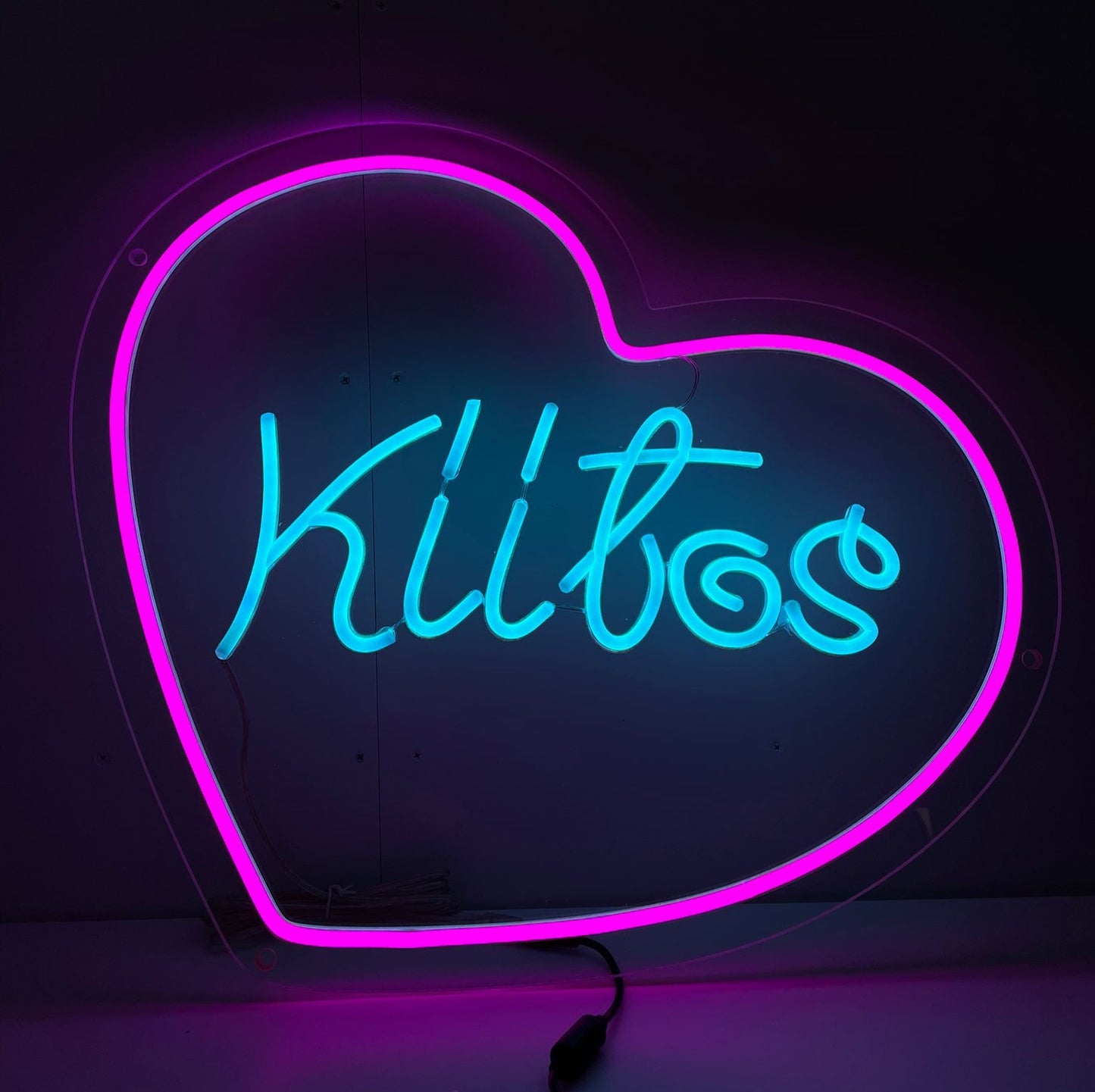 "Placa de neon em forma de coração Kiitos" ��� Eleve seu espaço com esta placa de neon que combina a palavra finlandesa "Kiitos" com um coração, irradiando gratidão e aconchego. Perfeita para lugares aconchegantes e que celebram a gratidão.