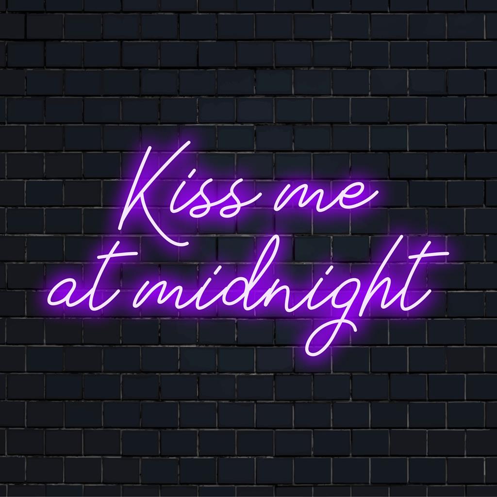 Placa de neon LED personalizada exibindo as palavras Kiss Me At Midnight em tons vibrantes; ideal para decoração com luz neon.