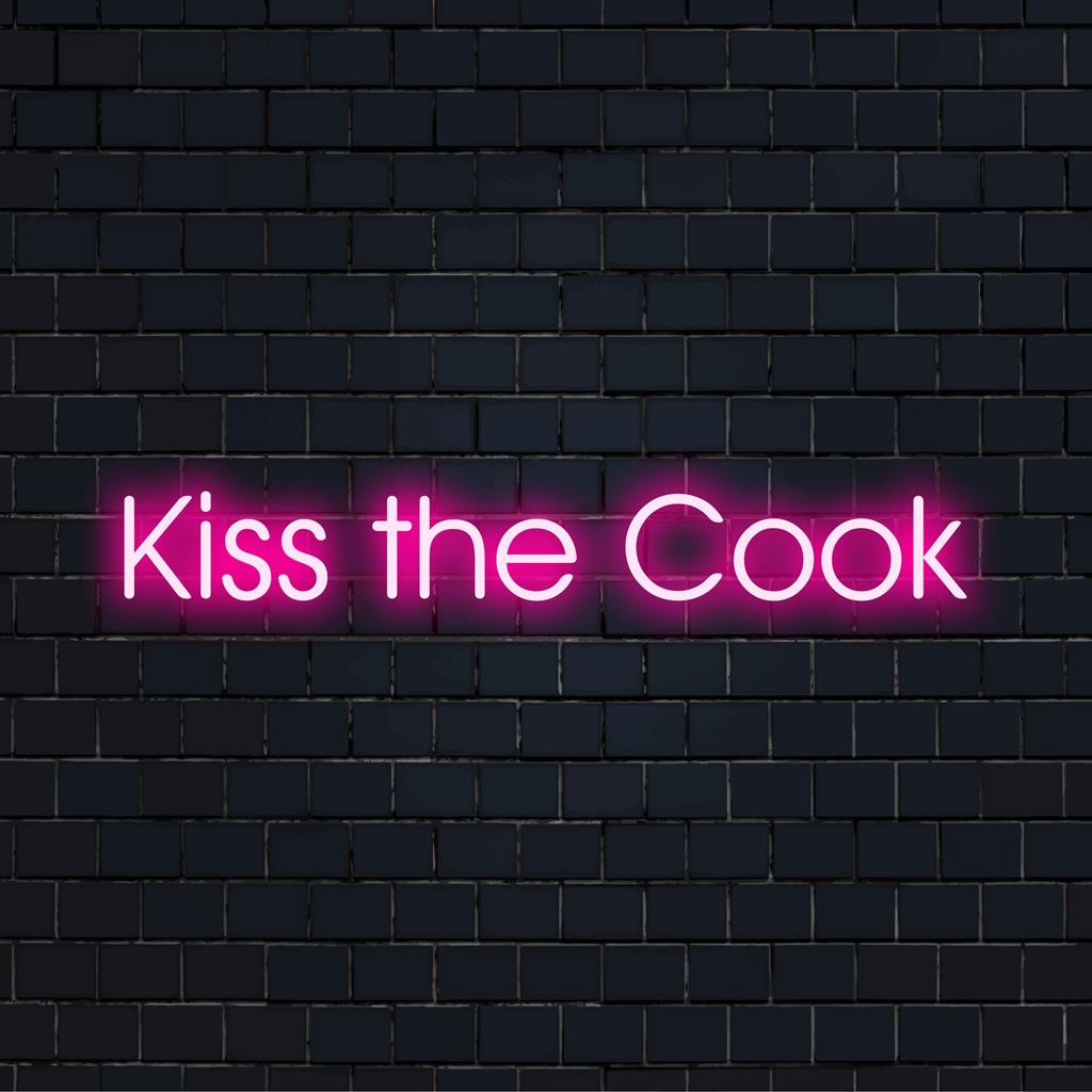 Placa de neon LED personalizada com a inscrição "Kiss The Cook" (Beija o Cozinheiro), perfeita para decoração de parede de cozinha. A luz neon vibrante adiciona um toque culinário lúdico.