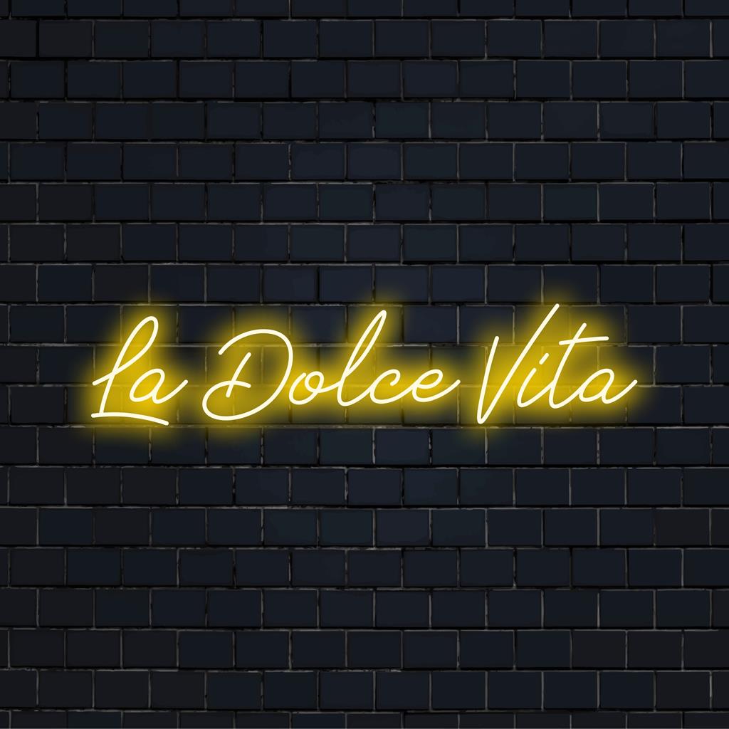 Letreiro de LED neon personalizado com a estampa La Dolce Vita, ideal para uma decoração neon única. Ilumine qualquer ambiente com esta peça deslumbrante.