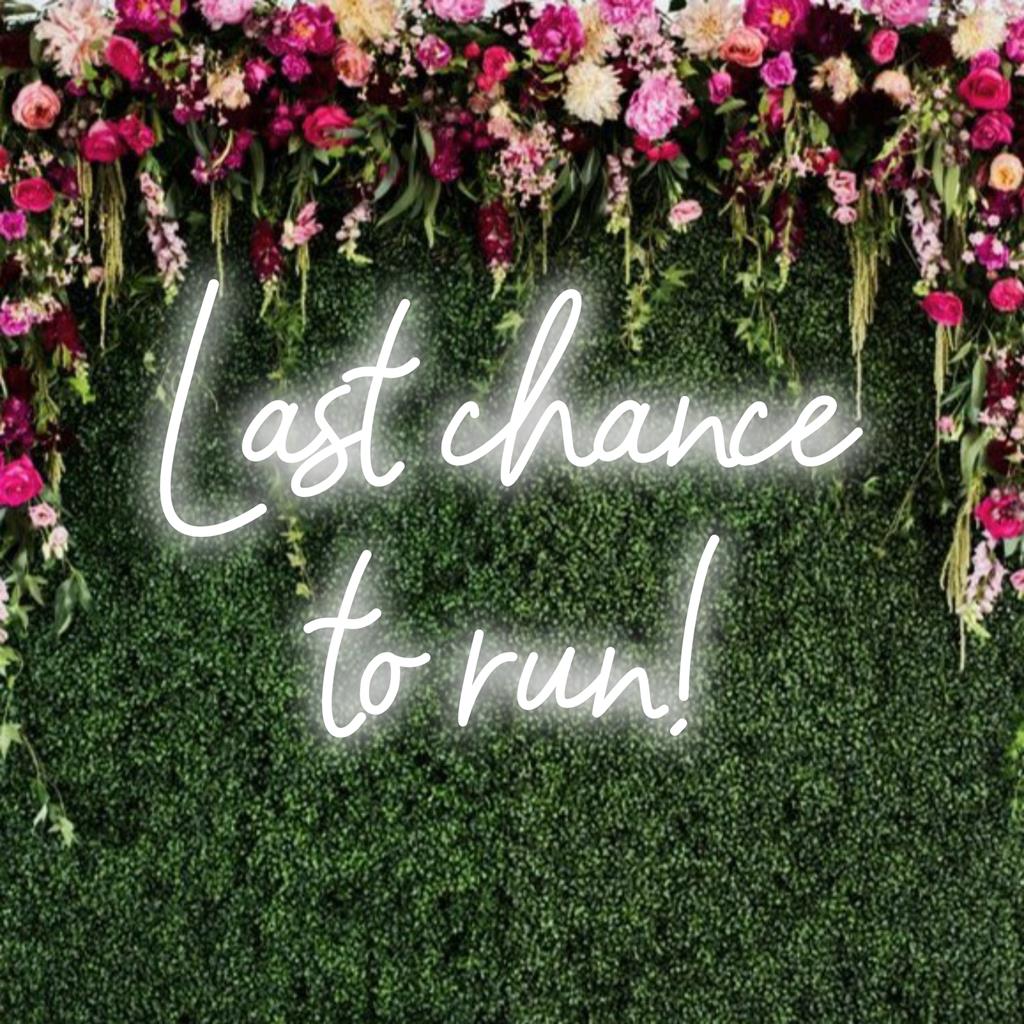 Placa de LED neon personalizada com os dizeres "Última Chance para Correr" em cores vibrantes, perfeita para uma decoração de parede chamativa.