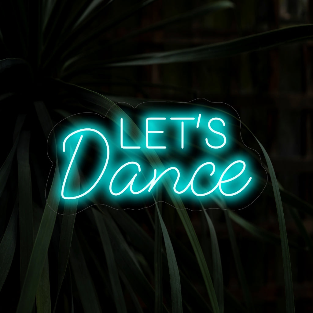 O letreiro de neon "Let's Dance" dá vida à pista de dança com seu brilho vibrante, criando uma atmosfera convidativa para música e movimento. A luz neon perfeita para os amantes da dança.