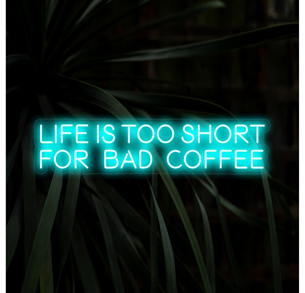 "A vida é curta demais para um café ruim" é o lema de um entusiasta de café em neon. Eleve seu espaço com este lembrete sucinto!