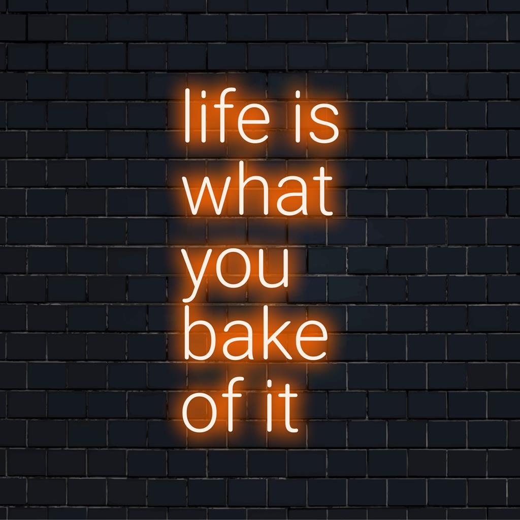 Placa de neon LED com a frase Life Is What You Bake Of It em luzes brilhantes e coloridas, perfeita para decoração personalizada.
